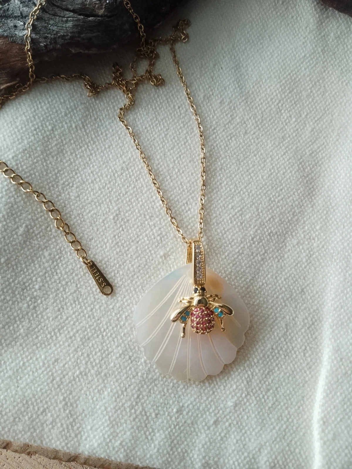 Collier coquillage en nacre blanche et abeille zirconée